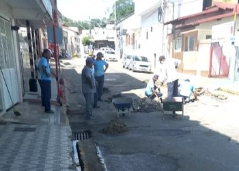 SAAE recupera rede de esgoto e pluvial no centro em Mantena