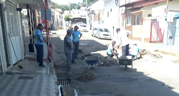SAAE recupera rede de esgoto e pluvial no centro em Mantena
