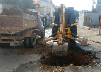SAAE realiza reparo em rede de água rompida no centro