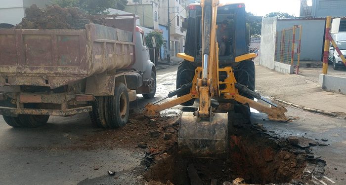 SAAE realiza reparo em rede de água rompida no centro