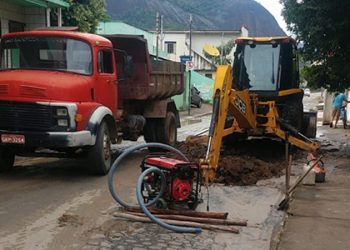 Rede de água se rompe e SAAE realiza manutenção