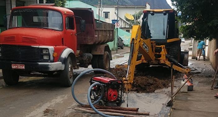Rede de água se rompe e SAAE realiza manutenção